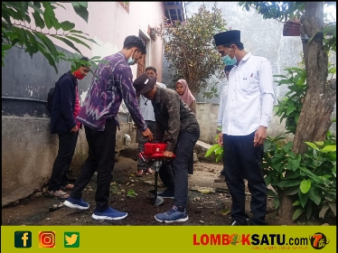 Kepala Desa Setungkeplingsar Saipul Muslimin praktekkan pembuatan biopori