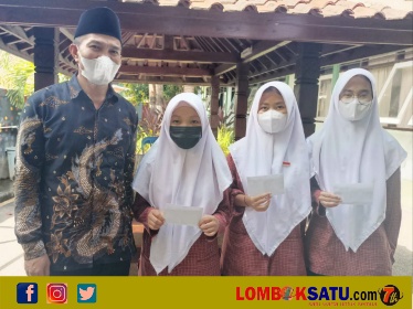 Waka Kurikulum MAN 1 Lotim Mahpuz bersama tiga srikandi yang meraih tiga medali