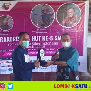 Sekda Lotim HM Juaini Taofik wakili bupati menerima SMSI Award 2022 yang diberikan oleh Ketua SMSI NTB HM. Syukur