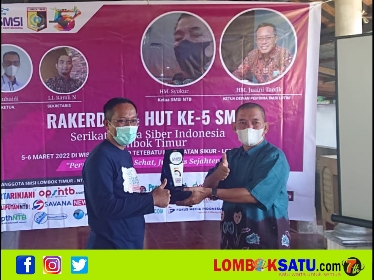 Sekda Lotim HM Juaini Taofik wakili bupati menerima SMSI Award 2022 yang diberikan oleh Ketua SMSI NTB HM. Syukur