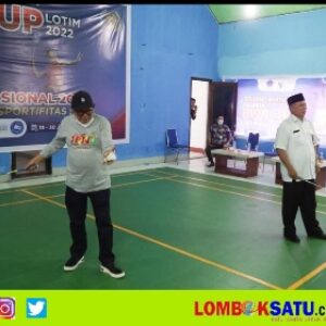 Pasangan Bupati dan Wakil Bupati saat membuka turnamen badminton di Bale Wartawan Lotim