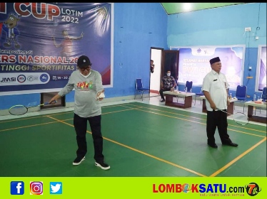 Pasangan Bupati dan Wakil Bupati saat membuka turnamen badminton di Bale Wartawan Lotim