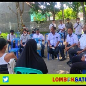 Rombongan SMSI Lotim saat menyalurkan bantuan di Kelurahan Suryawangi yang dihadiri Camat Labuhan Haji Muhir beserta lurah setempat