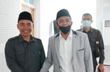 Ihwan Sutrisno (Baju hitam) bersama Bupati Lombok Tengah, HL.Parhul Bahri