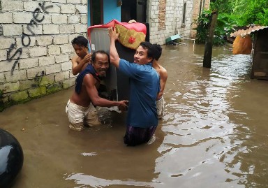 Warga Kelurahan Leneng Praya saat mengungsikan barang mereka saat banjir beberapa waktu lalu