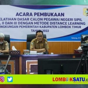 Sekda Lotim HM Juaini Taofik (tengah) membuka Latsar secara virtual