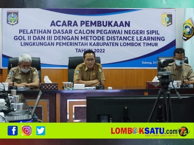 Sekda Lotim HM Juaini Taofik (tengah) membuka Latsar secara virtual