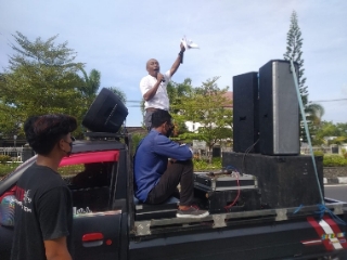 Kamsiah saat berorasi di depan Kejari Lombok Tengah