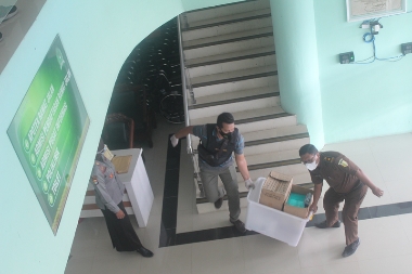 Kejari saat menggeledah RSUD Praya, bulam Januari 2022 lalu (foto dokumen)