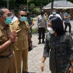 Sekda saat bersama rombongan Menteri PPPA meninjau beberapa desa di Lombok Timur