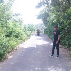 Beginilah kondisi ruas jalan Keling-Montong Ajan. Rimbunan semak belukar di bahu jalan sangat membahayakan pengguna jalan