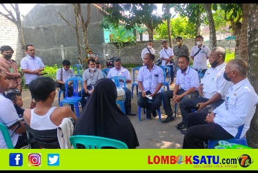Rombongan SMSI Lotim saat menyalurkan bantuan di Kelurahan Suryawangi yang dihadiri Camat Labuhan Haji Muhir beserta lurah setempat