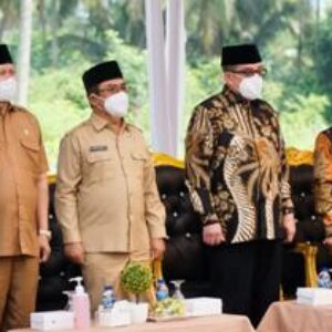 Bupati Lombok Timur HM Sukiman Azmy (kiri) saat peletakan batu pertama RSIAPH Lombok Timur