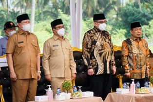Bupati Lombok Timur HM Sukiman Azmy (kiri) saat peletakan batu pertama RSIAPH Lombok Timur