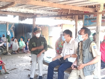 Wabup Loteng (pakai topi) saat berbincang dengan warga