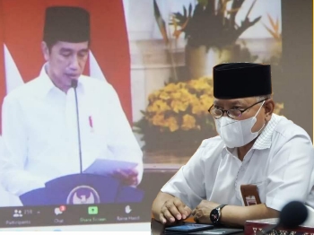 Bupati Lotim HM Sukiman Azmy mengikuti arahan dan imbaun Presiden Joko Widodo yang menyerahkan zakat kepada Baznas