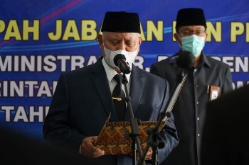 Bupati Lombok Timur HM Sukiman Azmy saat melantik pejabat eselon II dan III