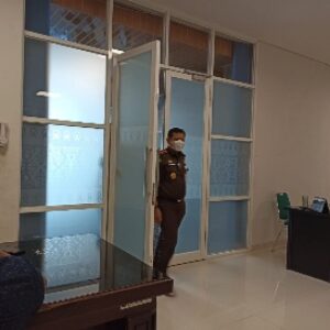 Kajari Lombok Tengah, Fadil Reagen saat keluar dari ruang kerja Sekda Lombok Tengah