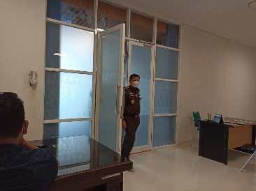Kajari Lombok Tengah, Fadil Reagen saat keluar dari ruang kerja Sekda Lombok Tengah