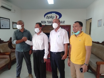 Bidang Investigasi BPKP NTB Tukirin menerima kedatangan Ketua Lombok Global Institute (LOGIS) M Fihiruddin, Selasa (19/04/2022) di kantornya.