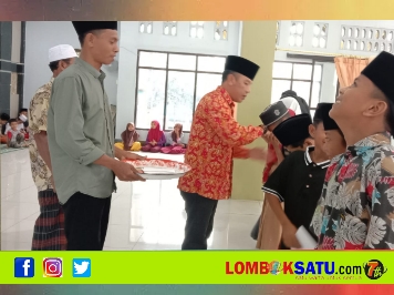Pengurus Gerindra serahkan santunan kepada anak yatim dan warga jompo di Desa Kelebuh
