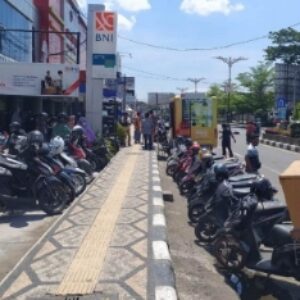 Salah satu parkir liar di pertokoan Praya yang tidak pernah bisa ditertibkan oleh pemerintah daerah