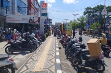 Salah satu parkir liar di pertokoan Praya yang tidak pernah bisa ditertibkan oleh pemerintah daerah