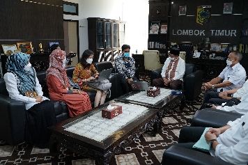 Wabup Lotim saat menerima kunjungan KPK RI