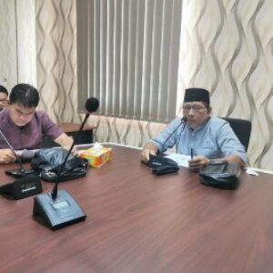 Ketua Komisi II, HL.Kelan saat berdiskusi dengan Plt.Dirut PDAM, Bambang Tamtomo