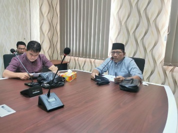 Ketua Komisi II, HL.Kelan saat berdiskusi dengan Plt.Dirut PDAM, Bambang Tamtomo