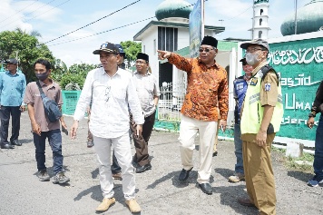 Komisi III DPRD dan Dinas PUPR Lombok Tengah saat meninjau proyek pipanisasi air baku Pengga-Mandalika beberapa hari lalu