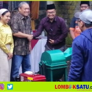Hj Ranya Agustyra saat menyerahkan bantuan bersama Yayasan HBK Peduli di Kabupaten Lombok Tengah beberapa waktu lalu