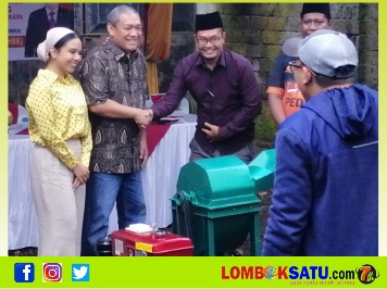 Hj Ranya Agustyra saat menyerahkan bantuan bersama Yayasan HBK Peduli di Kabupaten Lombok Tengah beberapa waktu lalu
