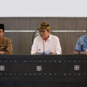 Wabup Lotim H Rumaksi (tengah) saat rapat optimalisasi Program Lotim Berkembang