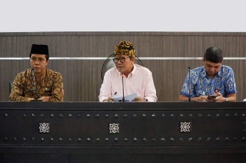 Wabup Lotim H Rumaksi (tengah) saat rapat optimalisasi Program Lotim Berkembang