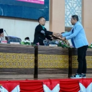 Ketua Pansus Tata Tertib DPRD Lombok Tengah Andi Mardan saat menyerahkan hasil pembahasan
