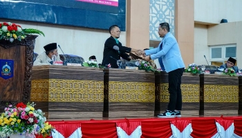 Ketua Pansus Tata Tertib DPRD Lombok Tengah Andi Mardan saat menyerahkan hasil pembahasan