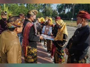 Sejumlah guru menerima penghargaan di hari pendikan nasional