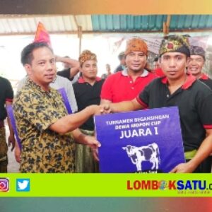 Penyerahan hadiah bagi para pemenang oleh Ahmad Rifa'i (kiri) kepada para juara