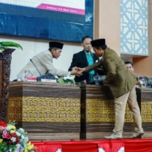 Ketua Komisi IV saat menyerahkan hasil pembahasan Perda perpustakaan ke Bupati Lombok Tengah