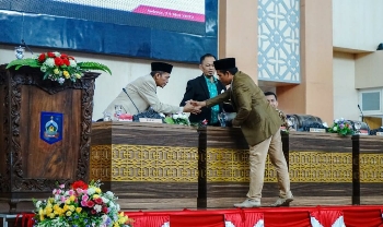 Ketua Komisi IV saat menyerahkan hasil pembahasan Perda perpustakaan ke Bupati Lombok Tengah
