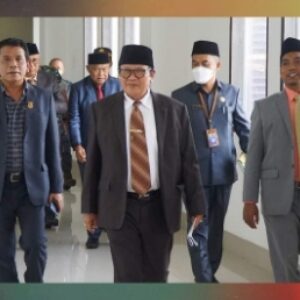 Wabup Lotim H Rumaksi (tengah) bersama Ketua dan Wakil Ketua DPRD