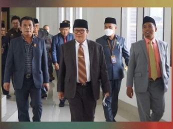 Wabup Lotim H Rumaksi (tengah) bersama Ketua dan Wakil Ketua DPRD