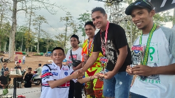 Bupati Loteng HL Pathul Bahri (kiri) memberikan hadiah