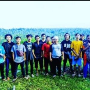 Pose bersama pemuda Desa Selebung di salah satu destinasi wisata desa setempat