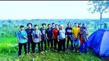 Pose bersama pemuda Desa Selebung di salah satu destinasi wisata desa setempat