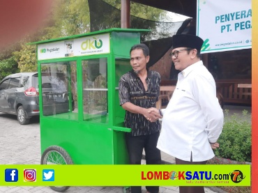 Wabu Lotim H Rumaksi (baju putih) saat acara penyerahan gerobak bagi pedagang kaki lima