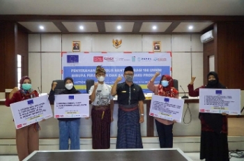 penyerahan simbolis bantuan peralatan dan bahan produksi bagi 100 UMKM