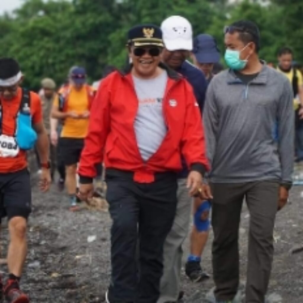 Wakil Bupati Lombok Timur Lepas Peserta Rinjani 100 Kategori 75 Km