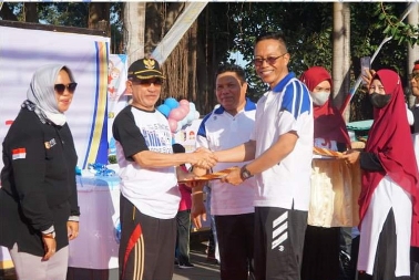 Sekda Lotim HM Juaini Taofik bersama sejumlah pejabat di momentum Harganas